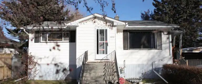 Quiet house on a quiet street. | 8332 33 Avenue Northwest, Calgary - Photo 1