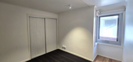 SPACIOUS RENOVATED 2 BEDROOM WITH BALCONY - Photo 4