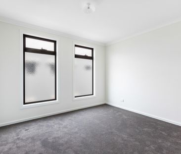 Spacious & Comfortable 3-Bedroom Residence in the Heart of Glenroy - Photo 2