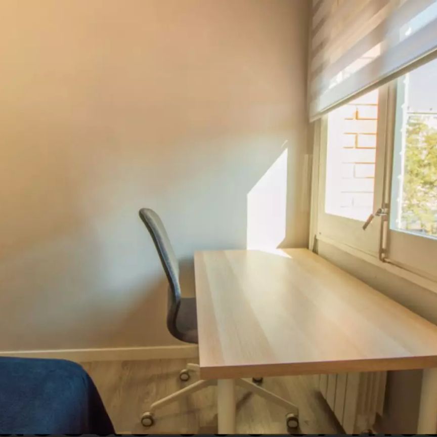 Room in a shared 5-bedroom apartment for rent in Provençals del Poblenou. - Photo 1