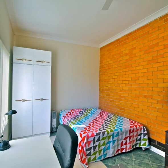 7-bedroom shared house / townhouse, Holbrooks Road - Photo 1