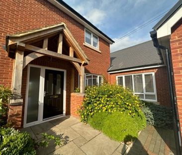 Available 5 Bed House - detached - Photo 6