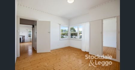 Just Metres from the Beach & Local Shops - Photo 4