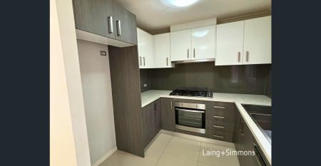 Modern four-bedroom townhouse in sought-after location - Photo 4