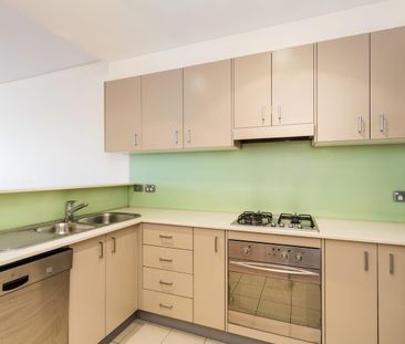 Modern one bedroom apartment with secure parking - Photo 2
