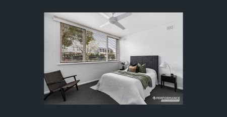 A Ground-Floor Haven in Garden Serenity - Photo 2