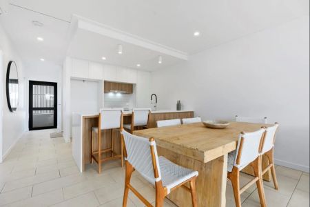 Stylish 2 Bedroom home with private court yard - Photo 2