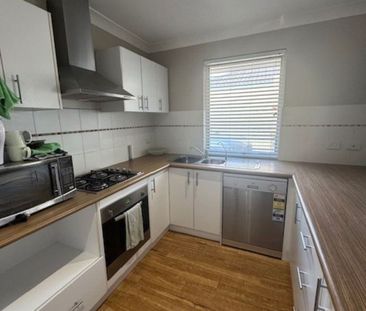 Low Maintenance 3 Bedroom 2 Bathroom Home - Photo 4