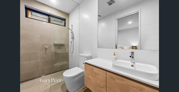 An entertainer of exquisite design - Photo 1