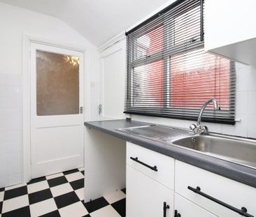 2 bedroom end of terrace house to rent - Photo 6