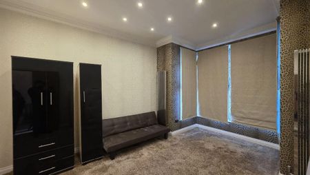 1 bedroom in a house share to rent - Photo 3