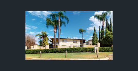 A resort in downtown Como. - Photo 5