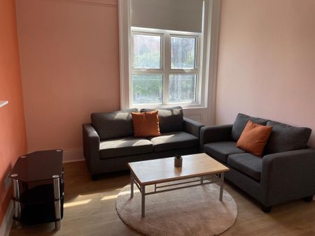 4 bedroom flat to rent - Photo 2