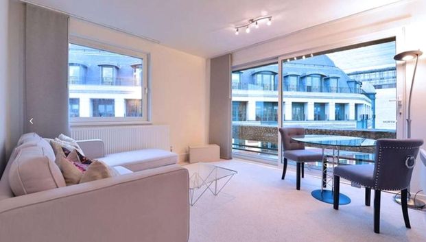 This spacious one bedroom one bathroom apartment is set on the seventh floor of this superbly located building in the heart of Westminster. - Photo 1