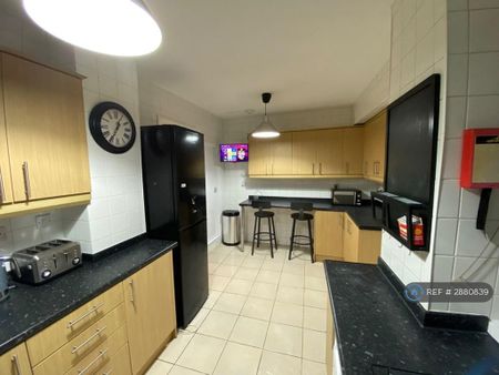 1 bedroom in a house share to rent - Photo 4