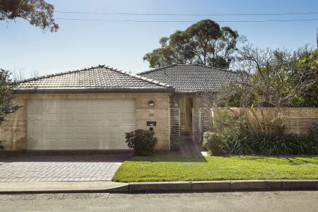 North-Facing, Impeccably Renovated Five Bedroom Family Home Close to Everything - Photo 2