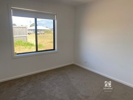 BRIGHT AND SPACIOUS - Photo 2