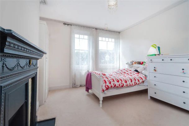 3 bedroom flat in Belsize Park - Photo 1