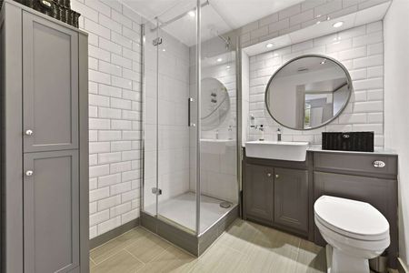 A wonderfully appointed, two bedroom apartment situated on the fourth floor of this charming warehouse conversion located in the heart of West Wapping. - Photo 5