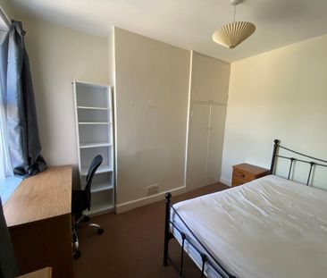 4 bedroom semi-detached house to rent - Photo 2