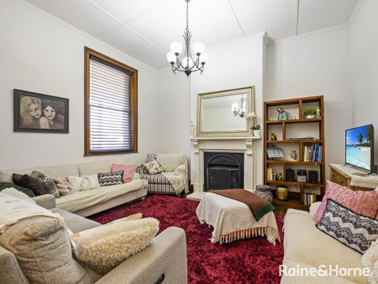 FULLY FURNISHED 3 BEDROOM TOWNHOUSE IN CBD - UTILITIES INCLUDED - NO EXTRA BILLS- Available 8/12/25 - Photo 1