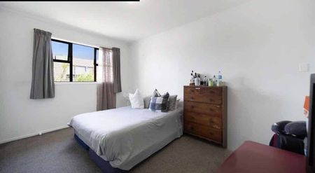 Perfect family home- train, schools and shops at your door step- Fully fenced - Photo 2