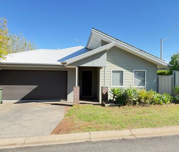 Spacious 4-Bedroom Family Home with a Pool - Photo 3
