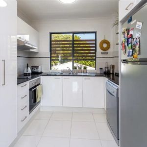 Light-Filled Coastal Unit Walk to Broadwater & Dining! - Photo 3