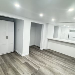 Trés Beau 4 1/2 Rénové Au Demi Sous-sol - Photo 2