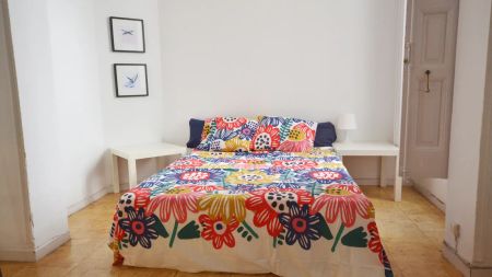 Sunny room with chest of drawers in 12-bedroom apartment, Sol - Foto 4