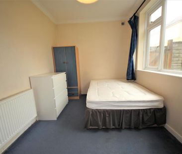 4 bedroom flat to rent - Photo 2