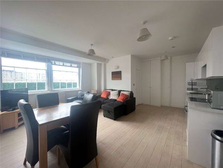 A two bedroom furnished apartment to rent on the third floor with lift access - Photo 5