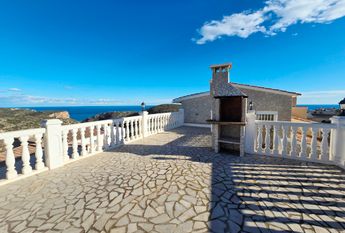 LONG TERM RENTAL Spacious villa for rent with sea views