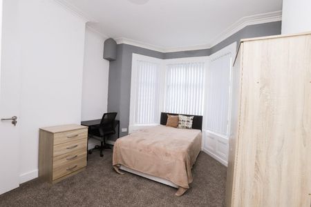 6 bedroom House To Let - Photo 4