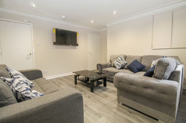 BILLS INCLUDED – Claremont Avenue,Woodhouse, Leeds, LS3 - Photo 1