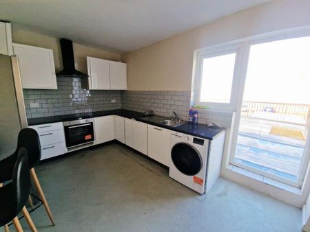 1 bedroom in a house share to rent - Photo 2