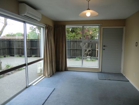 Sunny, Spacious 2 Bedroom Unit in Richmond. - Photo 2