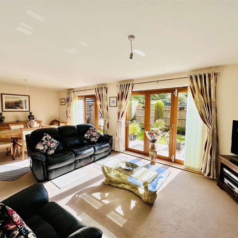 3 bedroom semi-detached house to rent - Photo 1