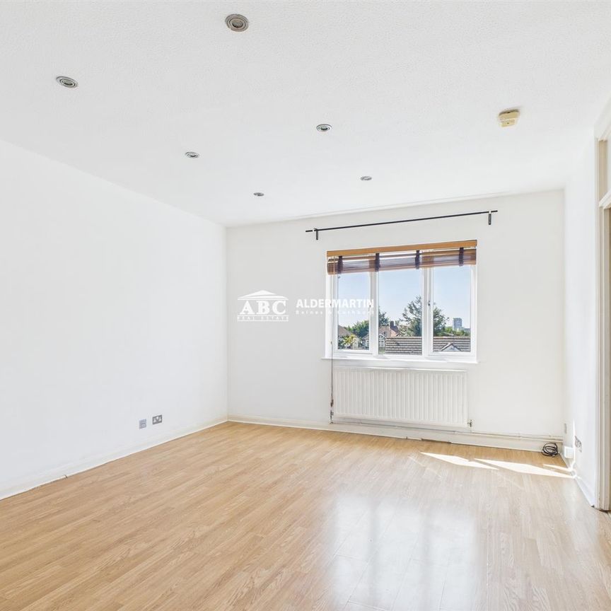Rowlands Close, NW7 2DN, London - Photo 1