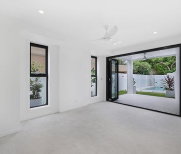 Luxurious Three-Storey Brand-New Villa in Exclusive Budds Beach - Photo 1