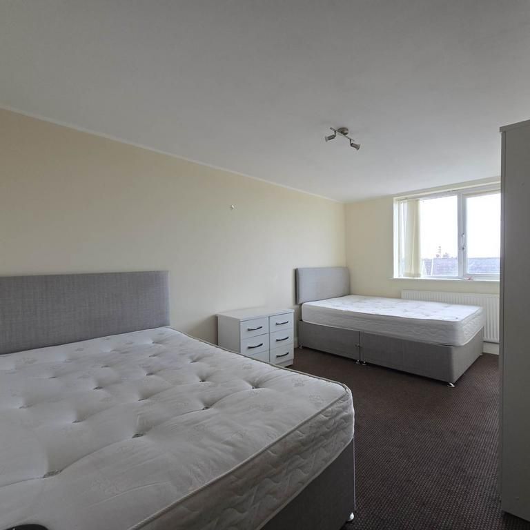 1 bedroom in a house share to rent - Photo 2