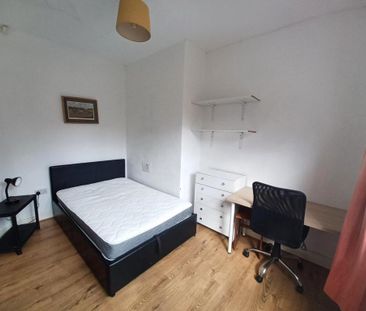 4 bedroom semi-detached house to rent - Photo 3