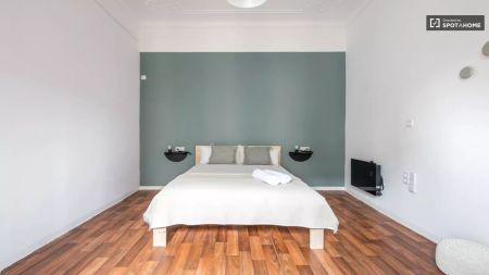 Double bed in Whole 7 bedrooms apartment in Barcelona - Photo 5