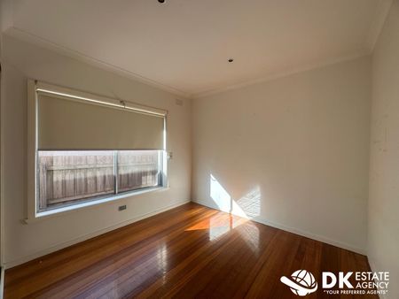 Conveniently Located in St Albans - Photo 5