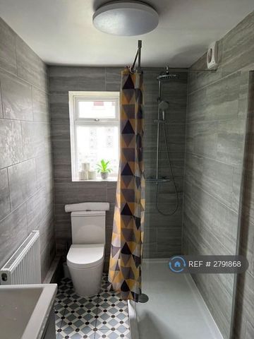 1 bedroom in a house share to rent - Photo 5