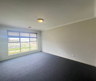 Elegant Family Living with Space, Style, and Modern Comfort - Photo 5