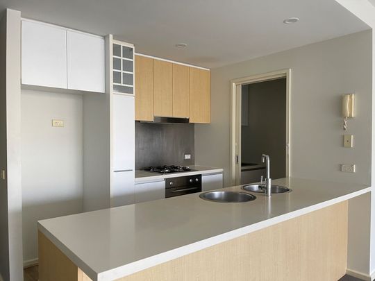Modern Apartment for Rent – Prime North Melbourne Location! - Photo 1