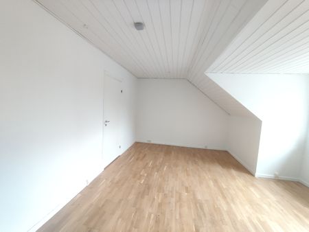 Stor og lys lejlighed på øverste etage - Photo 2