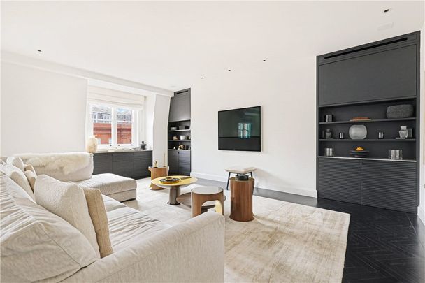 A super smart duplex situated on the third and fourth floors (with direct lift access) of this beautiful red-brick period building typical of this area of Knightsbridge. EPC rating: C - Photo 1
