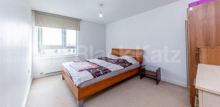 Stunning modern 2 bed 2 bath in a portered development mins to tube - Photo 4